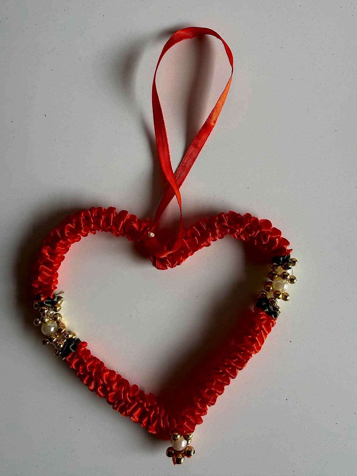 Heart-shaped arrangement of red ruffled kalgi
